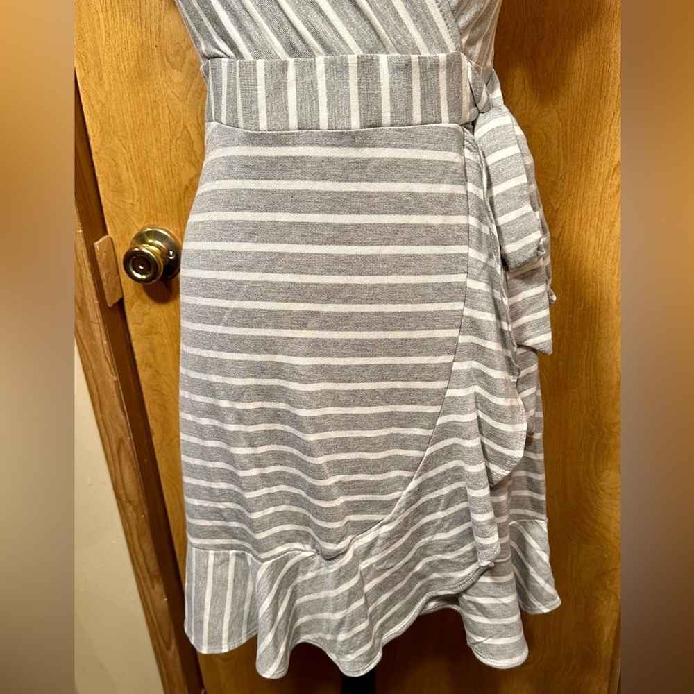 Gilli size medium faux wrap gray and white striped dress - Picture 6 of 12